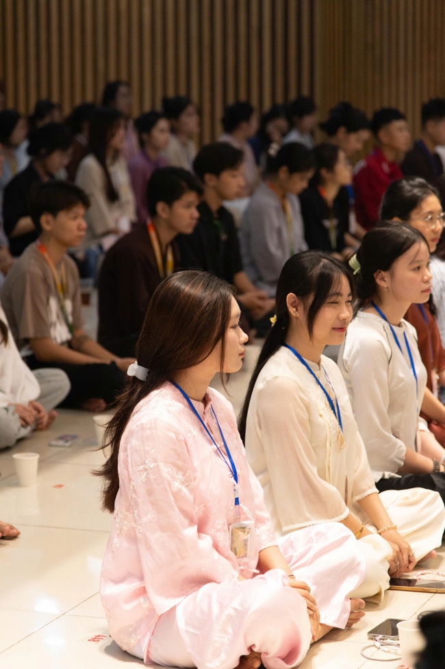 Chương trình “Lá Thư Gửi Thầy” trước thềm Khoá tu sinh viên hướng về Phật pháp.