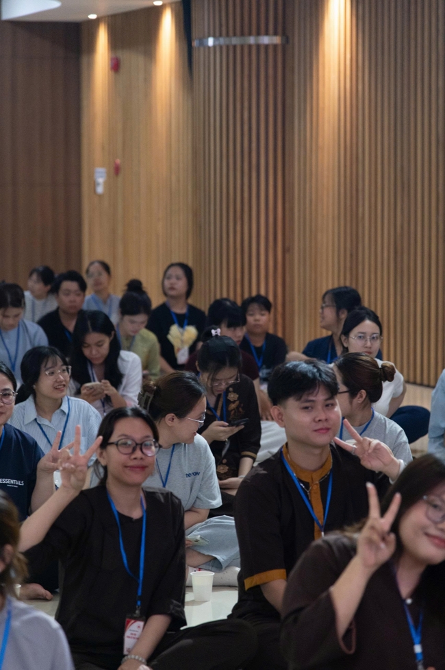 Chương trình “Lá Thư Gửi Thầy” trước thềm Khoá tu sinh viên hướng về Phật pháp.