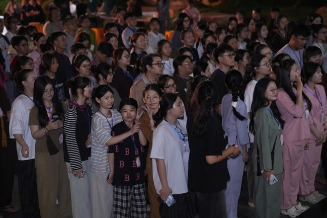 Chương trình “Lá Thư Gửi Thầy” trước thềm Khoá tu sinh viên hướng về Phật pháp.