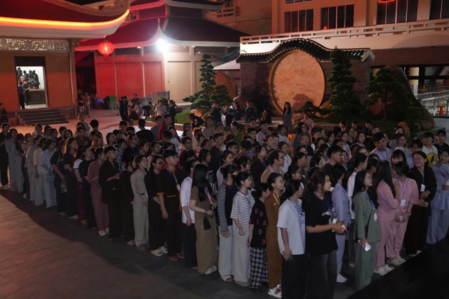 Chương trình “Lá Thư Gửi Thầy” trước thềm Khoá tu sinh viên hướng về Phật pháp.