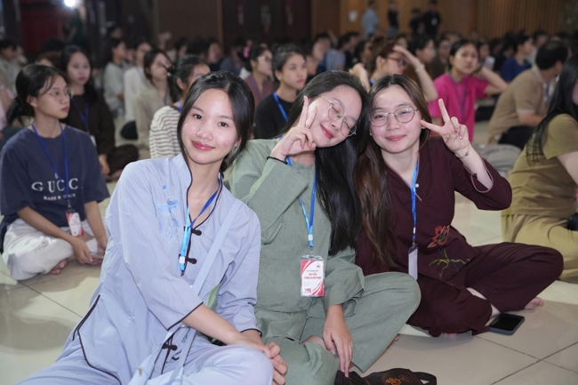 Chương trình “Lá Thư Gửi Thầy” trước thềm Khoá tu sinh viên hướng về Phật pháp.