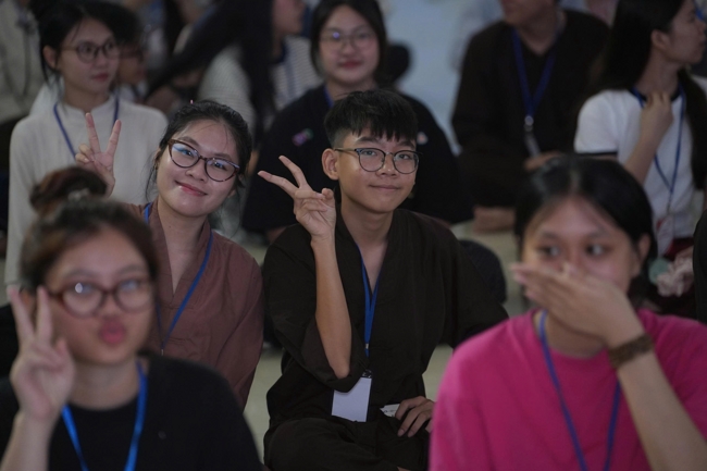 Chương trình “Lá Thư Gửi Thầy” trước thềm Khoá tu sinh viên hướng về Phật pháp.