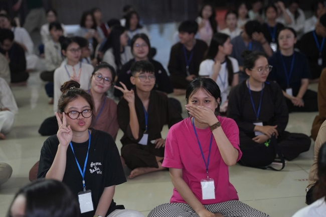 Chương trình “Lá Thư Gửi Thầy” trước thềm Khoá tu sinh viên hướng về Phật pháp.
