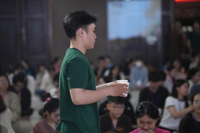 Chương trình “Lá Thư Gửi Thầy” trước thềm Khoá tu sinh viên hướng về Phật pháp.