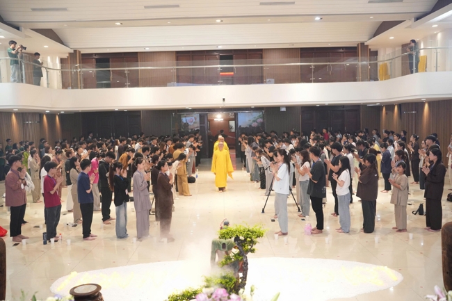 Chương trình “Lá Thư Gửi Thầy” trước thềm Khoá tu sinh viên hướng về Phật pháp.