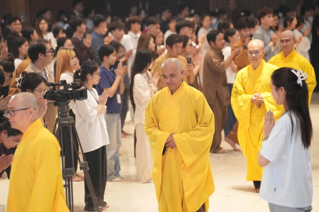 Chương trình “Lá Thư Gửi Thầy” trước thềm Khoá tu sinh viên hướng về Phật pháp.