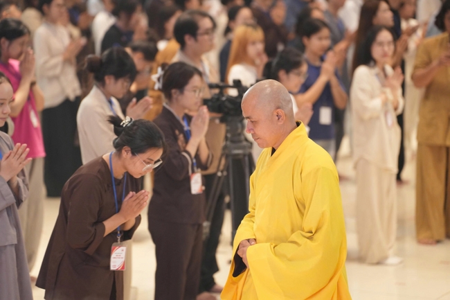 Chương trình “Lá Thư Gửi Thầy” trước thềm Khoá tu sinh viên hướng về Phật pháp.