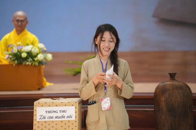 Chương trình “Lá Thư Gửi Thầy” trước thềm Khoá tu sinh viên hướng về Phật pháp.