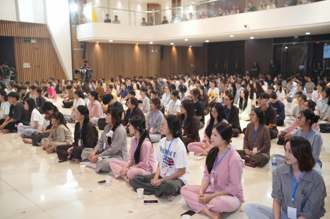 Chương trình “Lá Thư Gửi Thầy” trước thềm Khoá tu sinh viên hướng về Phật pháp.