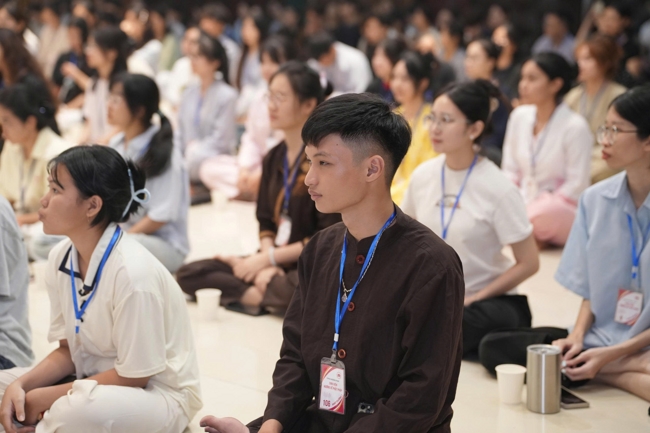 Chương trình “Lá Thư Gửi Thầy” trước thềm Khoá tu sinh viên hướng về Phật pháp.