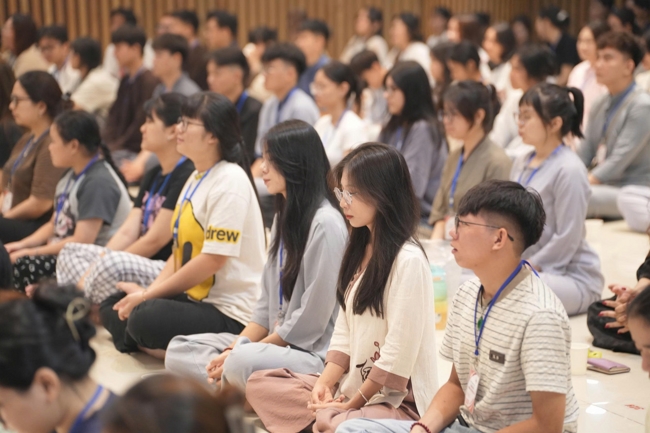 Chương trình “Lá Thư Gửi Thầy” trước thềm Khoá tu sinh viên hướng về Phật pháp.