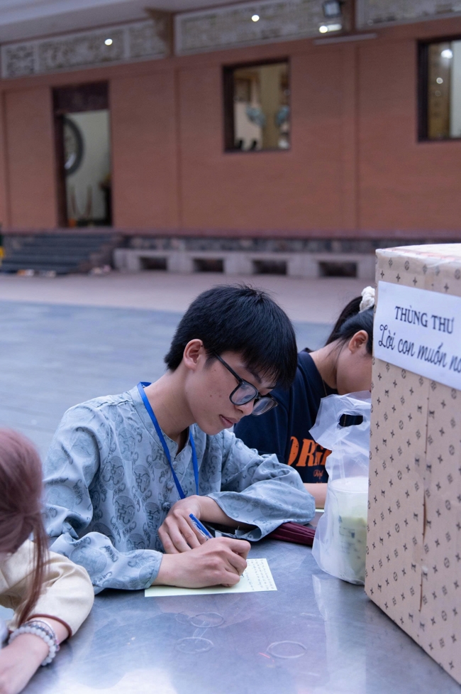 Chương trình “Lá Thư Gửi Thầy” trước thềm Khoá tu sinh viên hướng về Phật pháp.