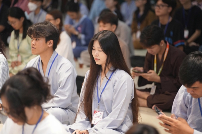 Chương trình “Lá Thư Gửi Thầy” trước thềm Khoá tu sinh viên hướng về Phật pháp.