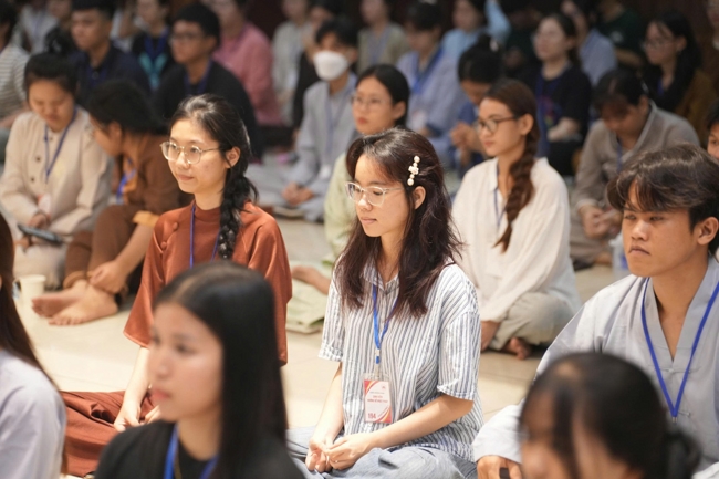 Chương trình “Lá Thư Gửi Thầy” trước thềm Khoá tu sinh viên hướng về Phật pháp.