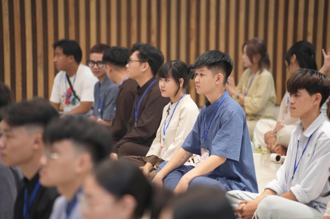 Chương trình “Lá Thư Gửi Thầy” trước thềm Khoá tu sinh viên hướng về Phật pháp.