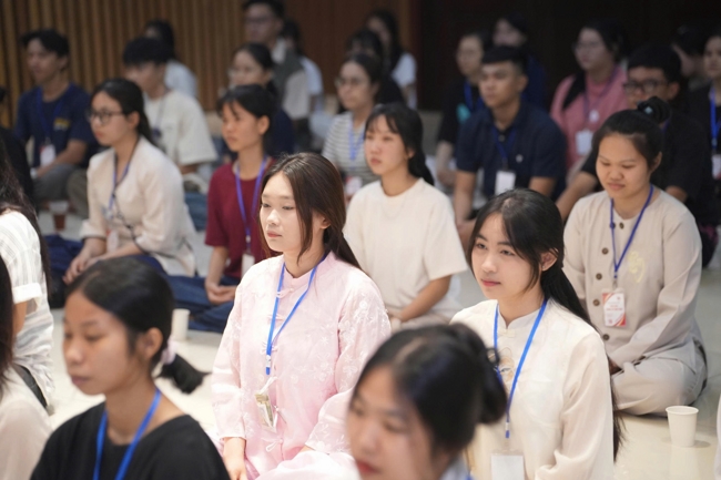 Chương trình “Lá Thư Gửi Thầy” trước thềm Khoá tu sinh viên hướng về Phật pháp.