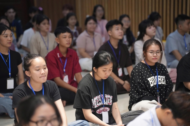 Chương trình “Lá Thư Gửi Thầy” trước thềm Khoá tu sinh viên hướng về Phật pháp.