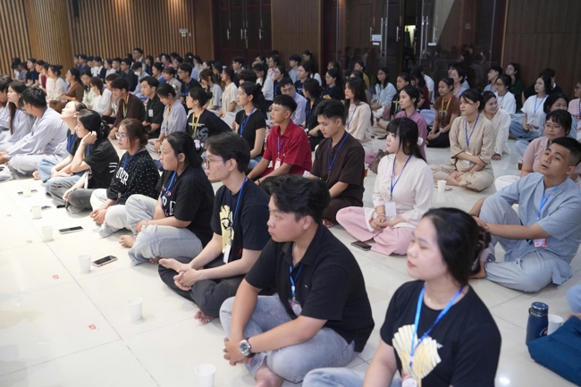 Chương trình “Lá Thư Gửi Thầy” trước thềm Khoá tu sinh viên hướng về Phật pháp.