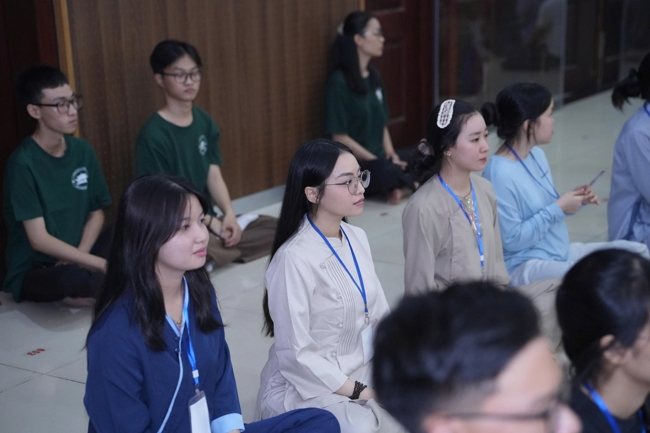 Chương trình “Lá Thư Gửi Thầy” trước thềm Khoá tu sinh viên hướng về Phật pháp.