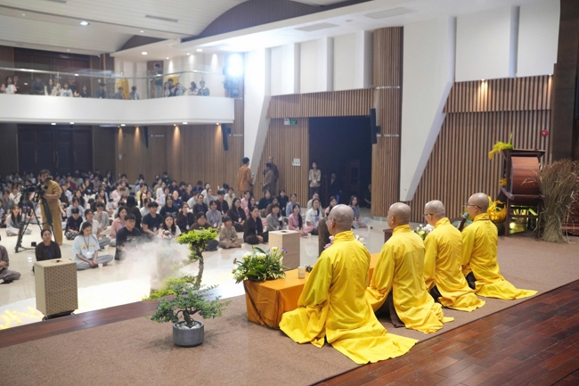 Chương trình “Lá Thư Gửi Thầy” trước thềm Khoá tu sinh viên hướng về Phật pháp.