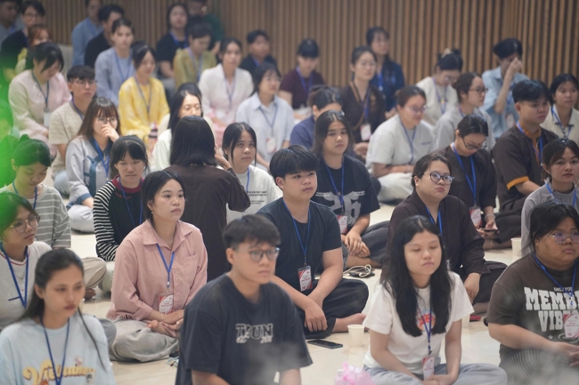 Chương trình “Lá Thư Gửi Thầy” trước thềm Khoá tu sinh viên hướng về Phật pháp.