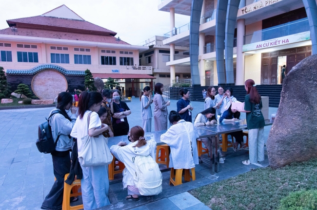 Chương trình “Lá Thư Gửi Thầy” trước thềm Khoá tu sinh viên hướng về Phật pháp.
