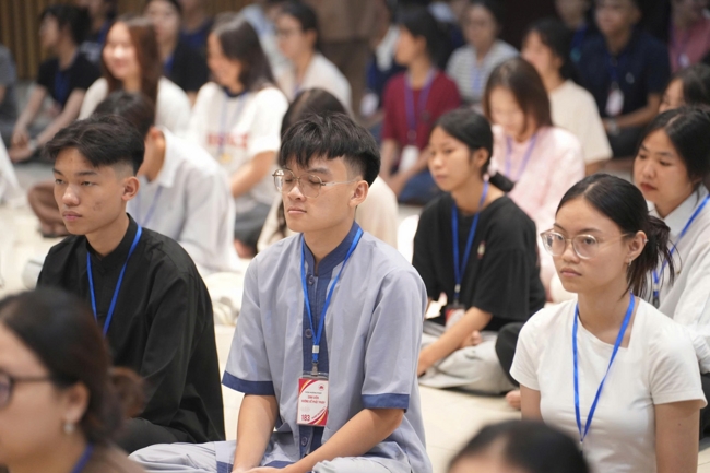 Chương trình “Lá Thư Gửi Thầy” trước thềm Khoá tu sinh viên hướng về Phật pháp.