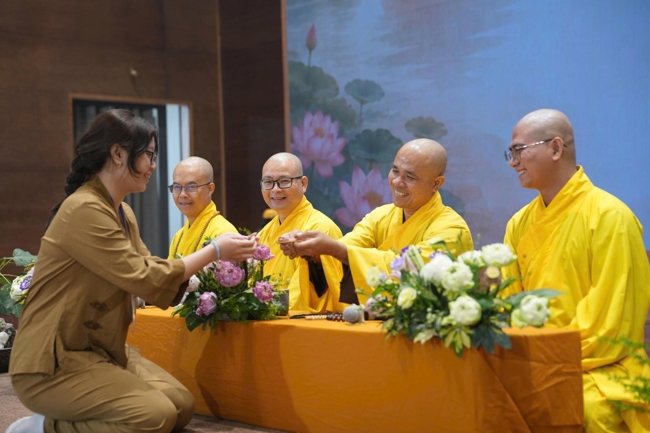 Chương trình “Lá Thư Gửi Thầy” trước thềm Khoá tu sinh viên hướng về Phật pháp.