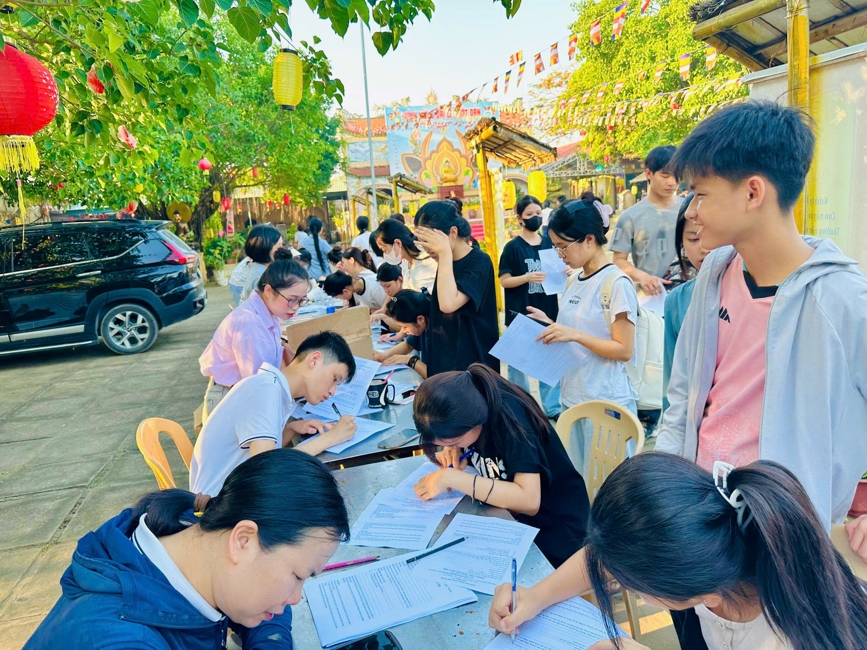 Chùa Đống Cao (Thanh Hóa): Gần 1000 sĩ tử về chùa tham dự lễ cầu nguyện mùa thi năm học 2025-2026.