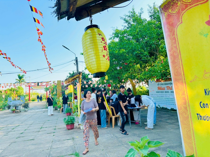 Chùa Đống Cao (Thanh Hóa): Gần 1000 sĩ tử về chùa tham dự lễ cầu nguyện mùa thi năm học 2025-2026.