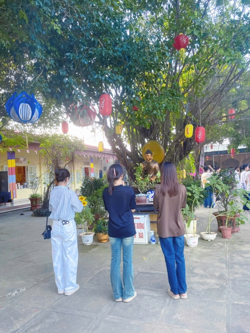 Phóng sinh tại bến phà Bình Mỹ.