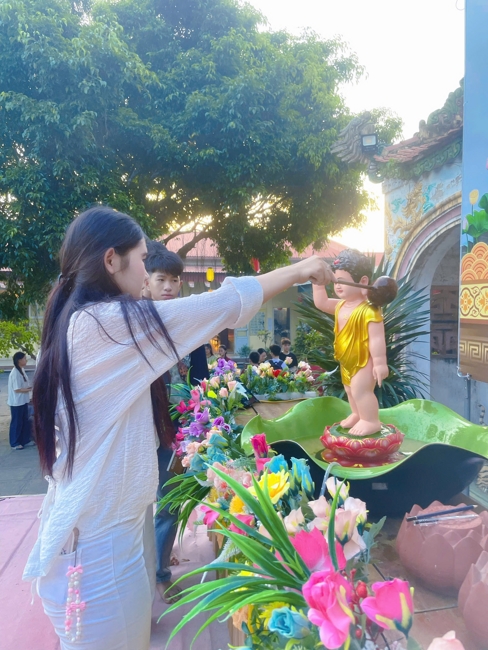 Phóng sinh tại bến phà Bình Mỹ.