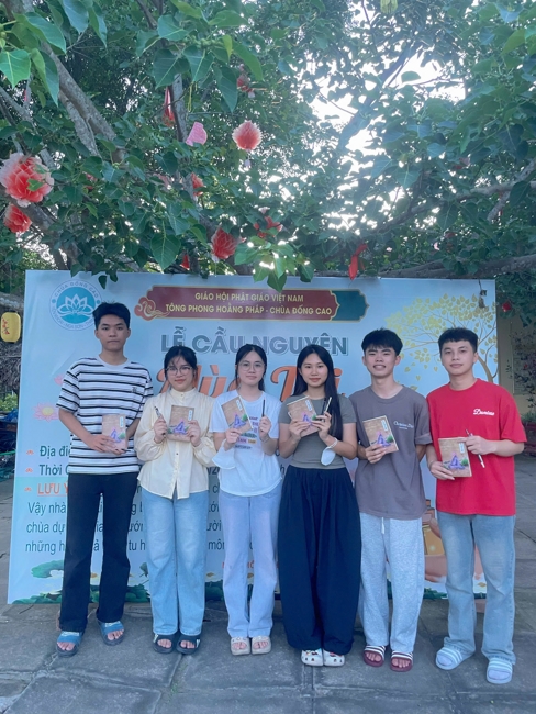 Phóng sinh tại bến phà Bình Mỹ.