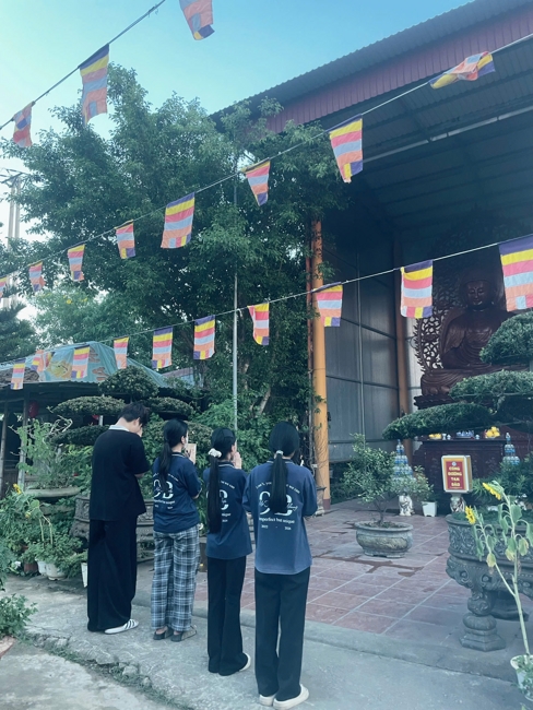 Phóng sinh tại bến phà Bình Mỹ.