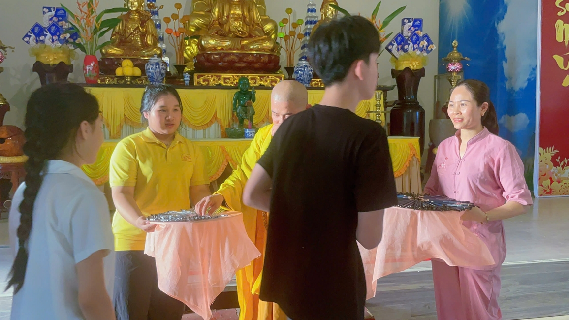 Phóng sinh tại bến phà Bình Mỹ.