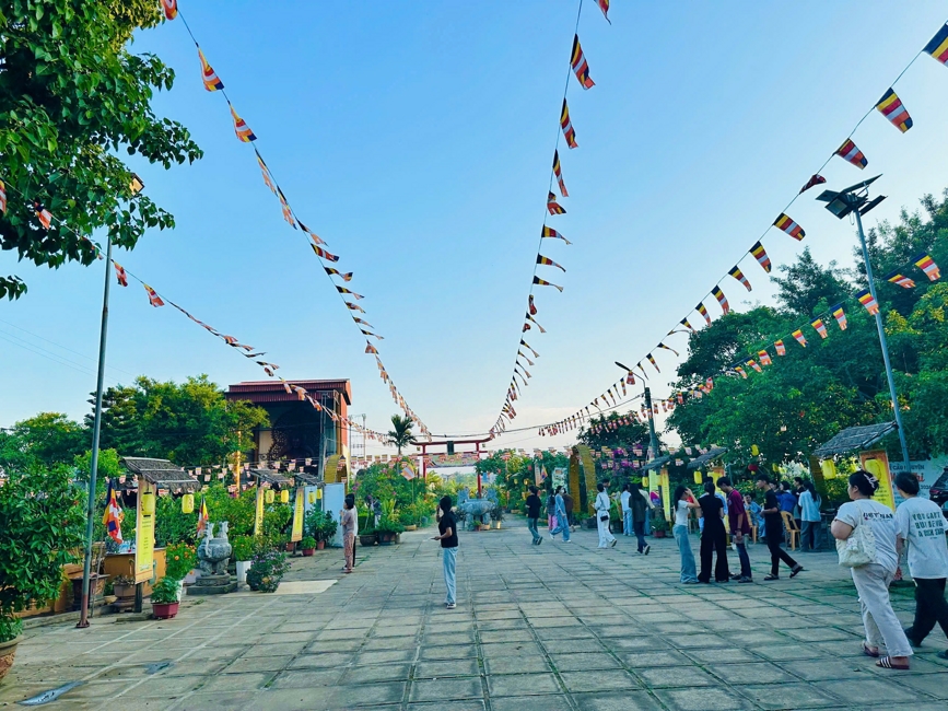 Phóng sinh tại bến phà Bình Mỹ.