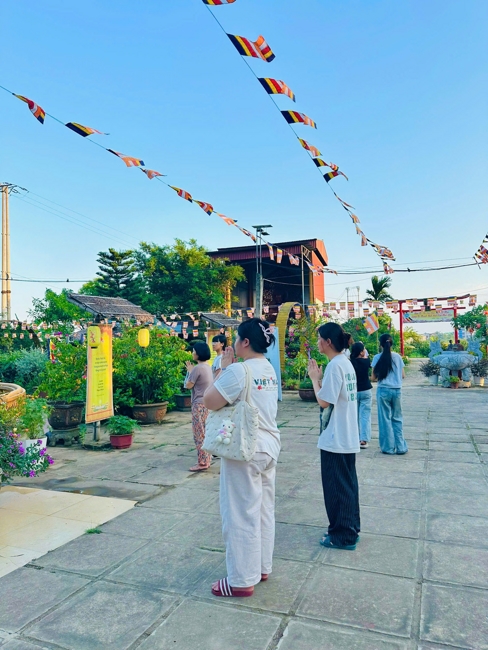 Phóng sinh tại bến phà Bình Mỹ.