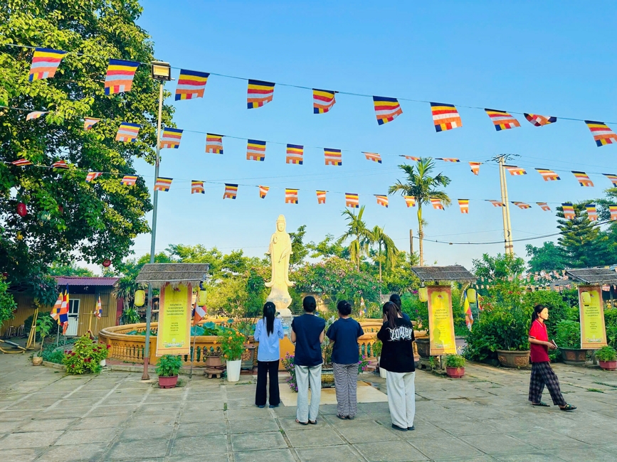 Phóng sinh tại bến phà Bình Mỹ.