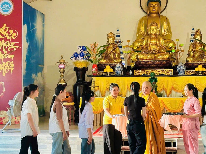 Phóng sinh tại bến phà Bình Mỹ.