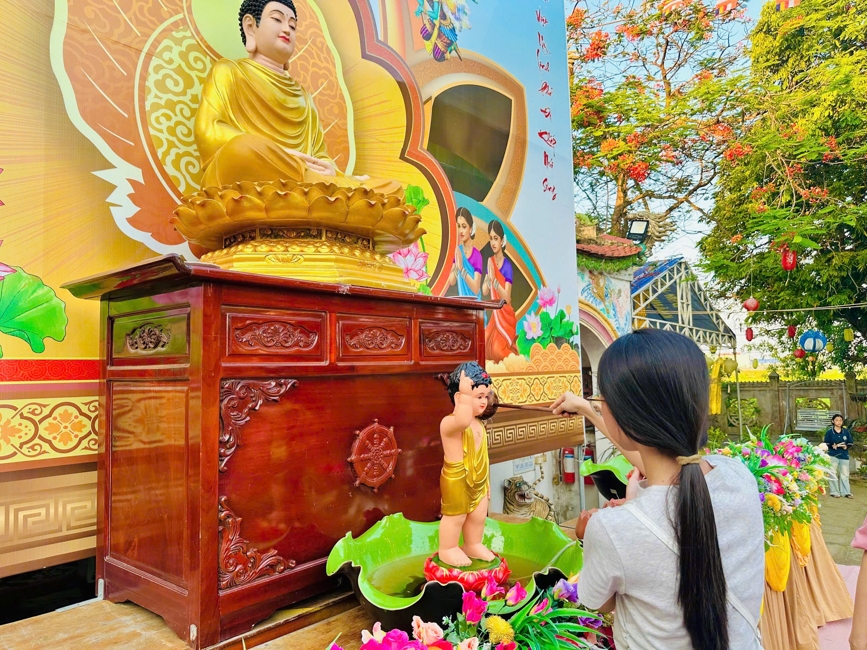 Phóng sinh tại bến phà Bình Mỹ.