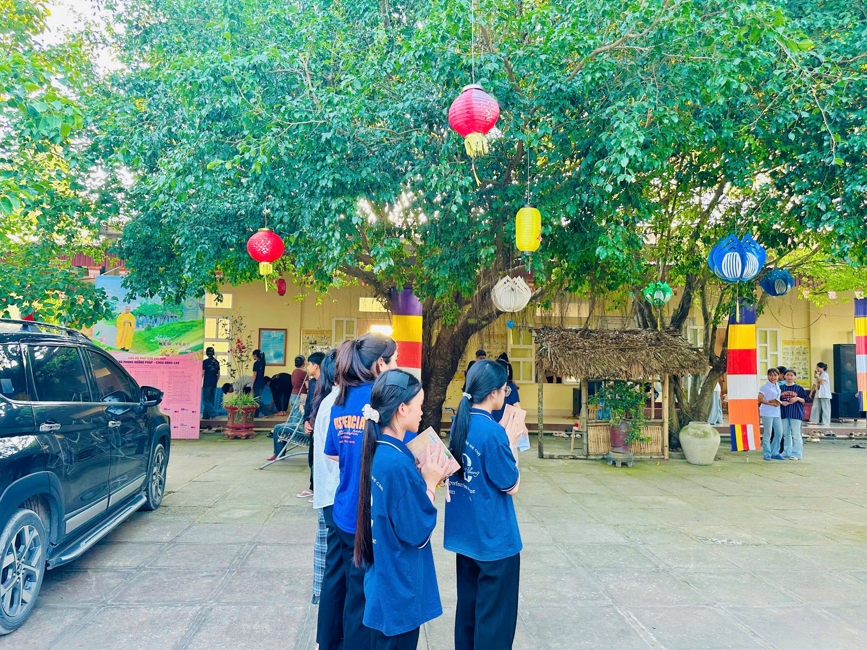 Phóng sinh tại bến phà Bình Mỹ.