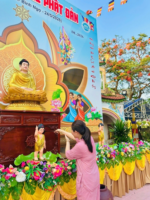 Phóng sinh tại bến phà Bình Mỹ.