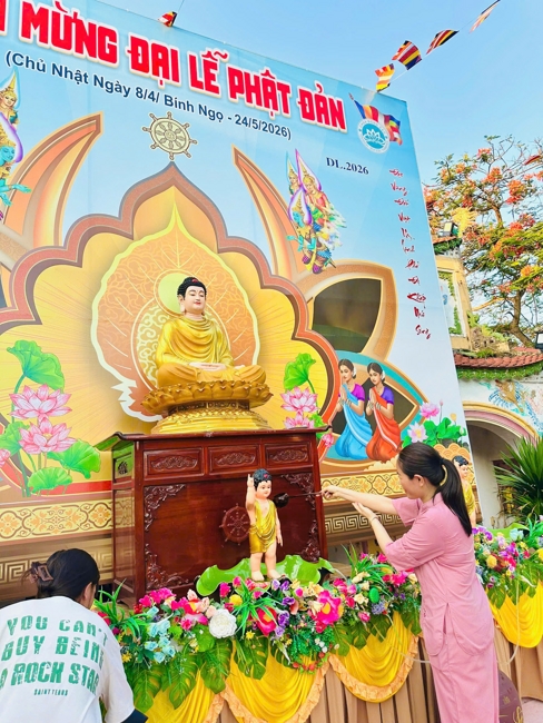 Phóng sinh tại bến phà Bình Mỹ.