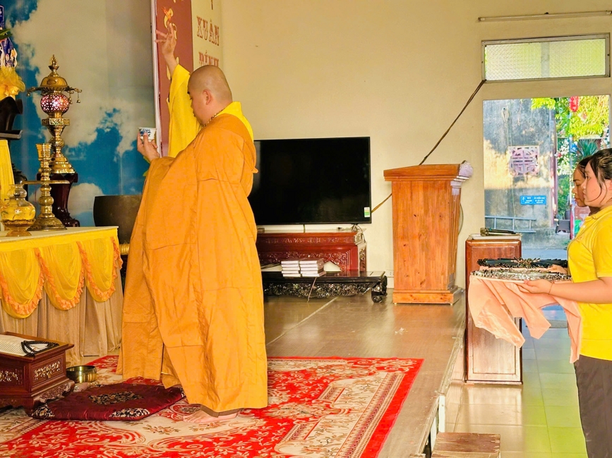 Phóng sinh tại bến phà Bình Mỹ.