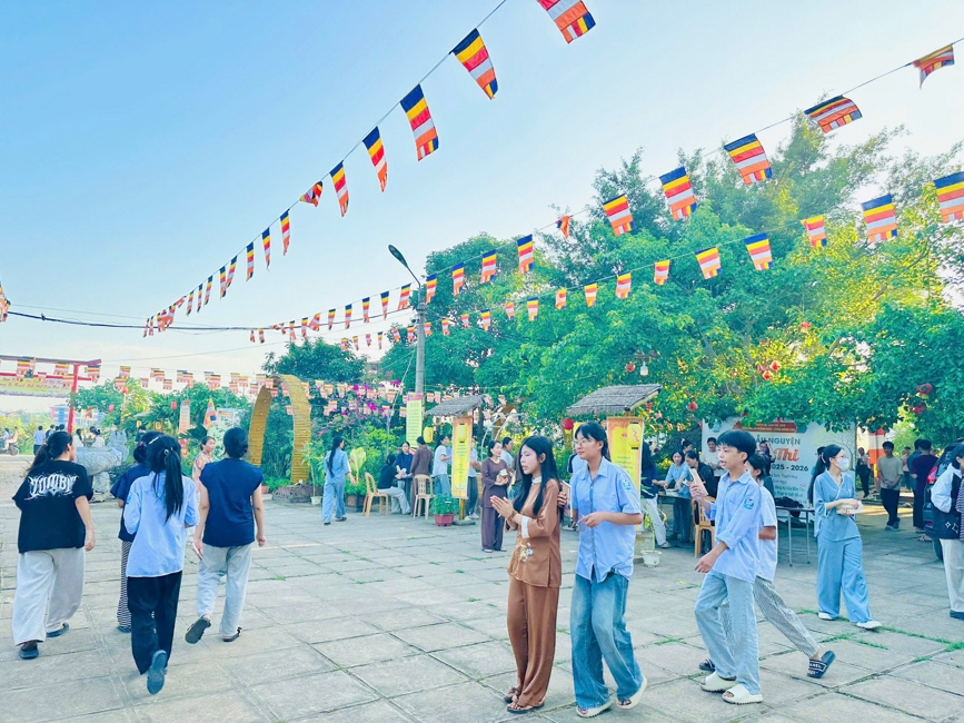 Phóng sinh tại bến phà Bình Mỹ.