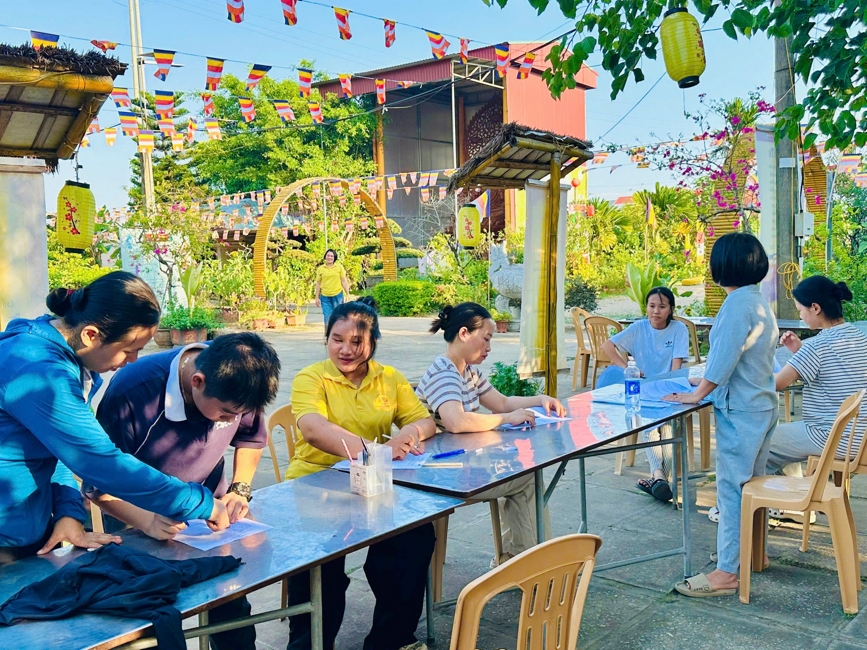 Phóng sinh tại bến phà Bình Mỹ.