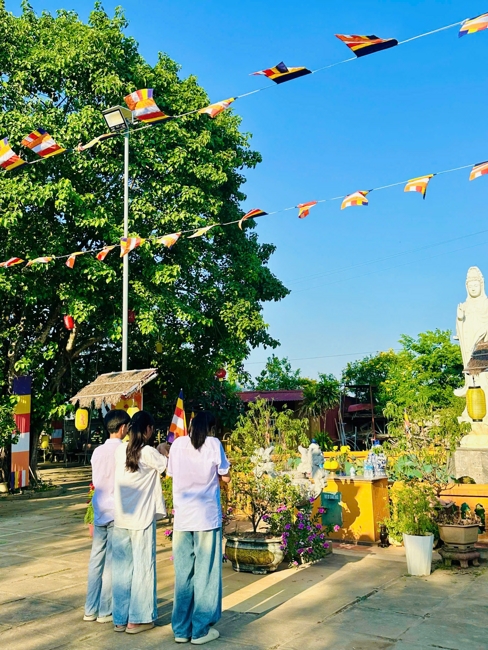 Phóng sinh tại bến phà Bình Mỹ.