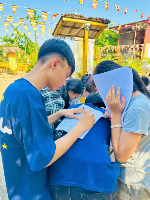 Phóng sinh tại bến phà Bình Mỹ.