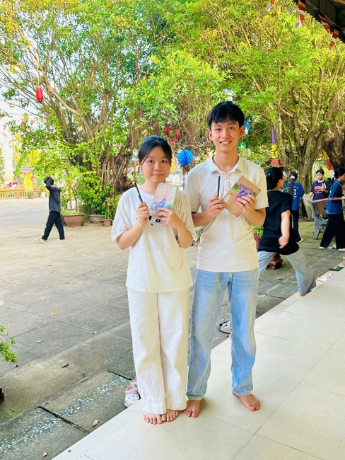 Phóng sinh tại bến phà Bình Mỹ.