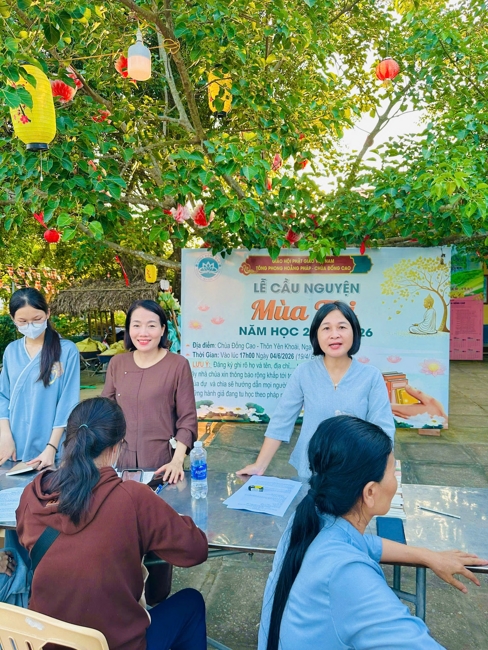 Phóng sinh tại bến phà Bình Mỹ.